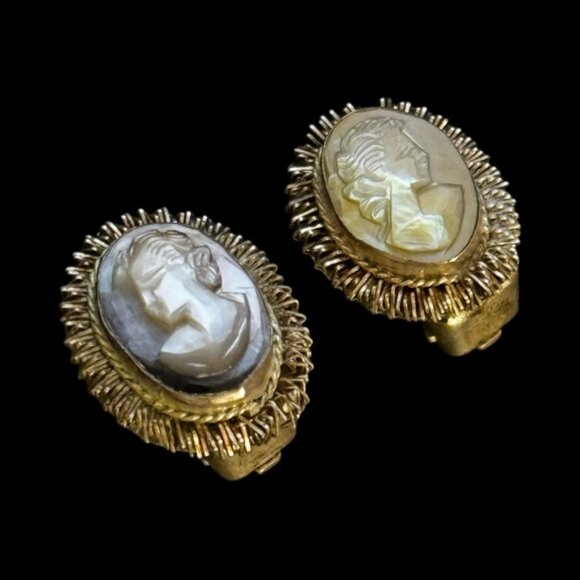 ✨Vintage Mother of Pearls Cameo Clip On Earrings - Picture 1 of 2